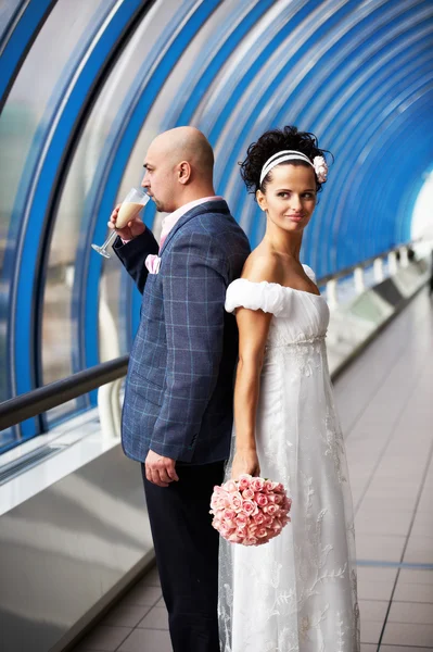 Novia y novio en paseo de boda — Foto de Stock