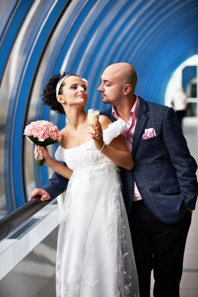 Жених и невеста в голубом интерьере — стоковое фото