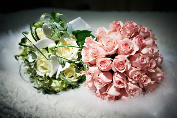 Ramos de flores rosas blancas y rosas — Foto de Stock
