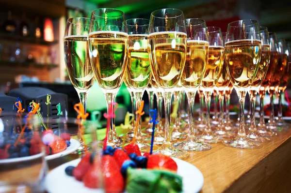 Glas champagne och berry öknar — Stockfoto