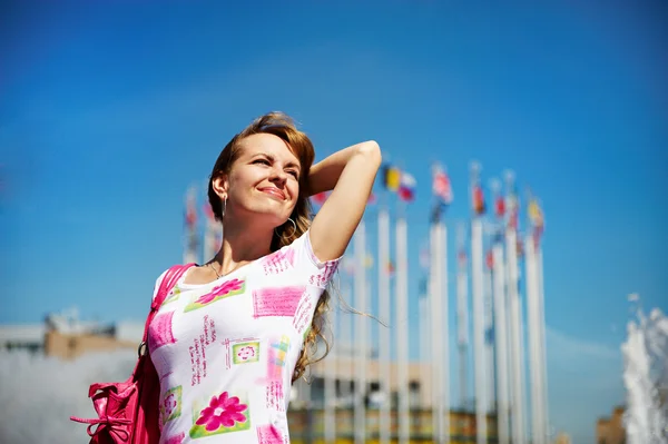 Joven mujer alegre en el fondo del cielo — Foto de Stock