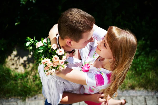 Omfamna romantisk älskare — Stockfoto