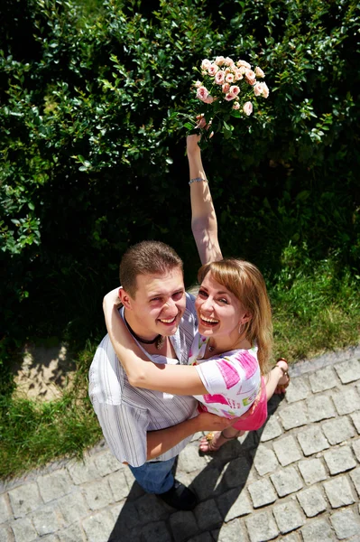 Gioioso abbraccio amanti romantici — Foto Stock