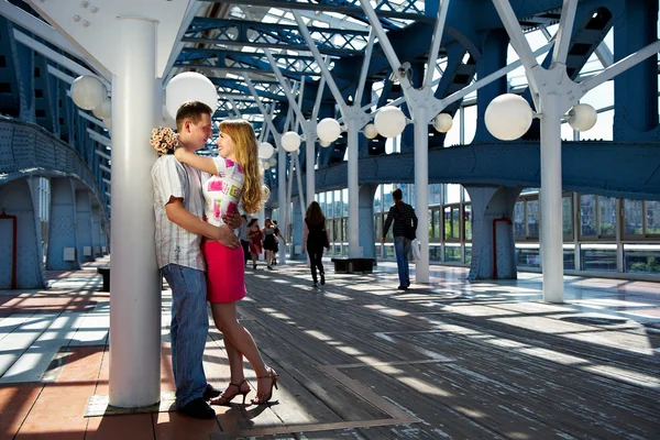 Happy boy and girl on a date on the pedestrian bridge — Stock Photo, Image