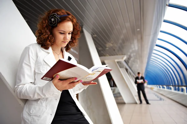 Studentin liest ein Lehrbuch — Stockfoto