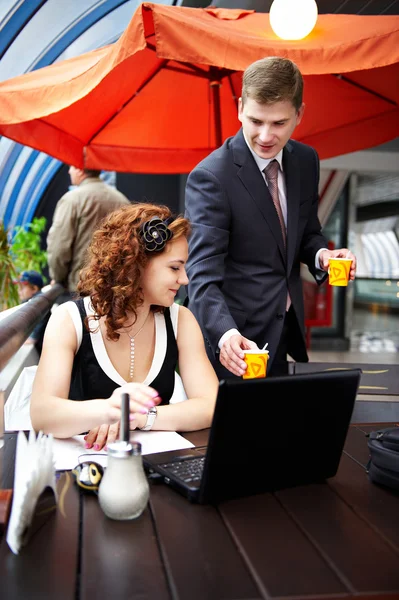 Junge Geschäftsfrau und ihr Partner beim Mittagessen — Stockfoto