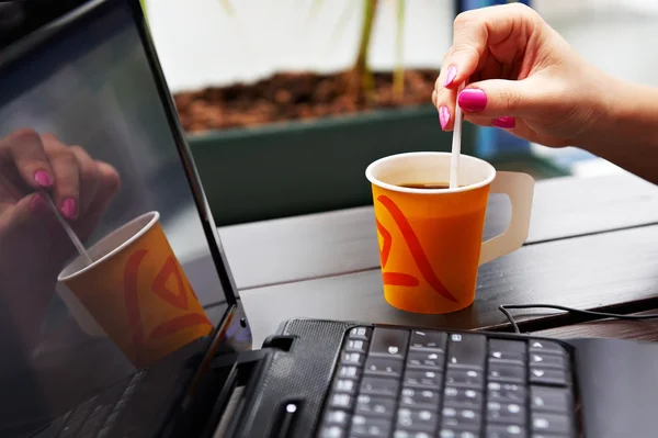 Papírový šálek kávy na stole poblíž laptop — Stock fotografie