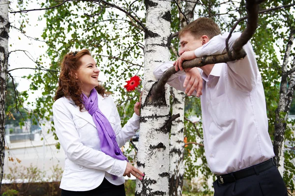 Lycklig man och kvinna på en romantisk dag — Stockfoto