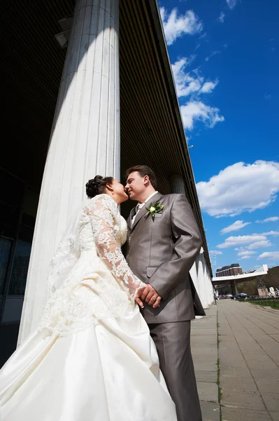 Romantic bride and groom near columns — Stock Photo, Image