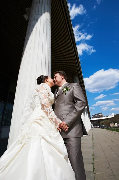 Romantik gelin ve damat yakın sütunlar — Stok fotoğraf