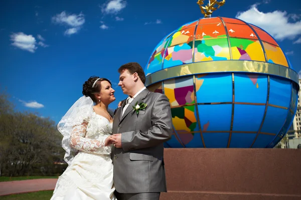 Casal feliz noiva e noivo em uma caminhada de casamento — Fotografia de Stock