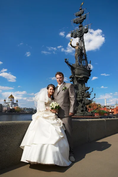 Bride and groom about monument to Peter the Great — Stock Photo, Image