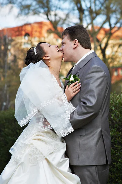 Joyfull casal noiva e noivo no parque — Fotografia de Stock