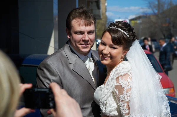 Photographing bride and groom — Stock Photo, Image