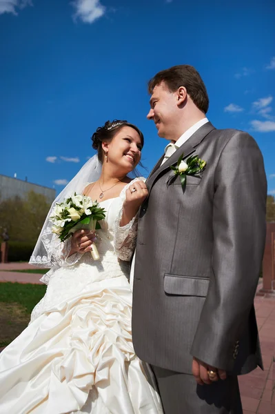 Joyful bride and groom — Stock Photo, Image