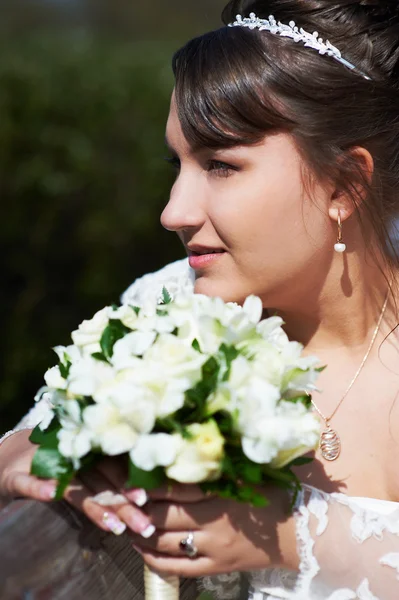 Glückliche Braut mit Blumen — Stockfoto
