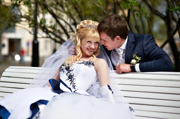 Newlyweds on the bench — Stock Photo, Image