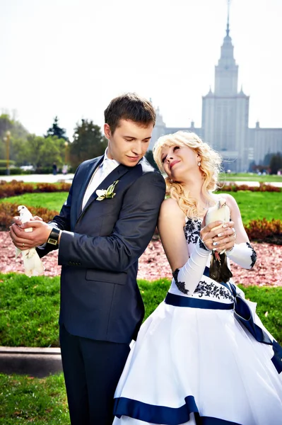 Newlyweds with pigeons — Stock Photo, Image