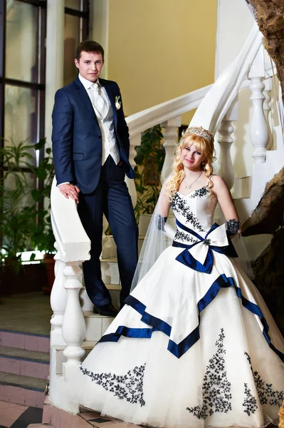 Happy bride and groom on a white ladder — Stock Photo, Image