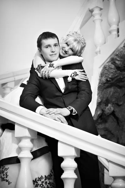 Novia y novio felices en una escalera — Foto de Stock