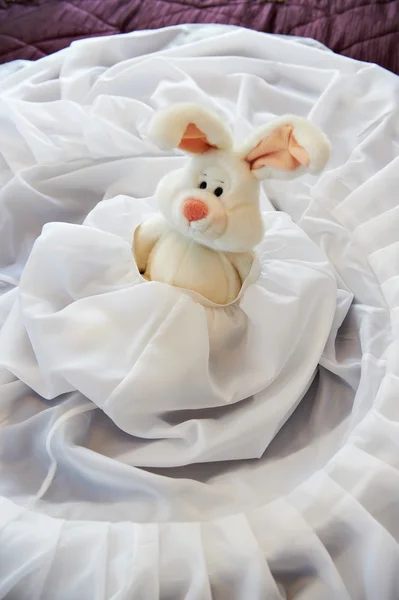 Brinquedo coelho em vestido de noiva — Fotografia de Stock