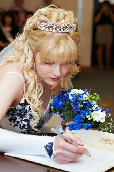 Panna młoda stawia podpis na uroczystej rejestracji małżeństwa — Zdjęcie stockowe