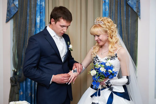 Elegante noivo usa anel de casamento noiva feliz — Fotografia de Stock