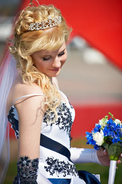 Happy bride with bouquet — Stock Photo, Image