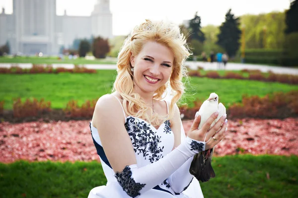 Mariée heureuse avec pigeon — Photo