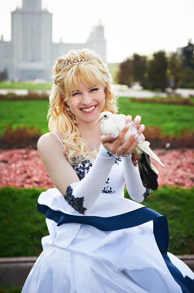 Happy bride with pigeon — Stock Photo, Image