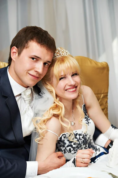 Happy embrace bride and groom — Stock Photo, Image