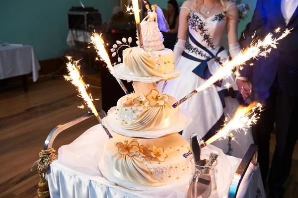 Γαμήλια τούρτα με βεγγαλικά — Φωτογραφία Αρχείου