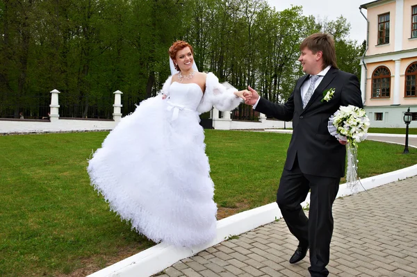 Szczęśliwa panna młoda i pana młodego na wesele spacerem — Zdjęcie stockowe