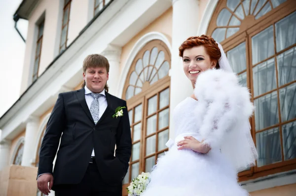 Happy bride and groom near ancient palace — Stock Photo, Image