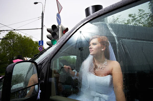 Elegante Braut ins große Auto — Stockfoto