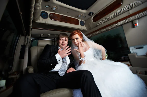 Felice sposa e sposo — Foto Stock