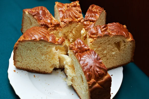 Wedding loaf, cut into pieces — Stock Photo, Image