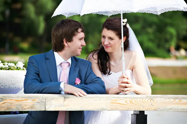 Happy bride and groom on wedding walk — Stock Photo, Image