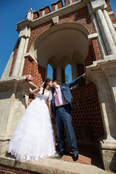Романтичний поцілунок нареченого і нареченого біля стародавньої будівлі — стокове фото