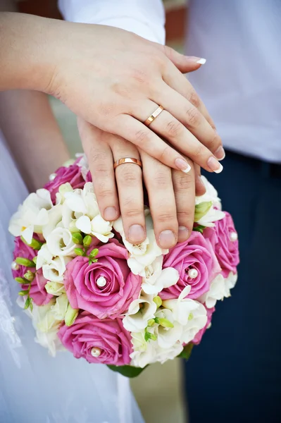 Mains avec des bagues en or de mariage — Photo