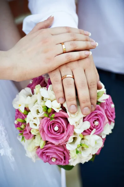 Руки со свадебными золотыми кольцами — стоковое фото