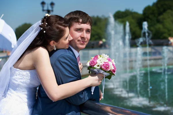Sposi felici con bouquet a passeggiata nuziale — Foto Stock