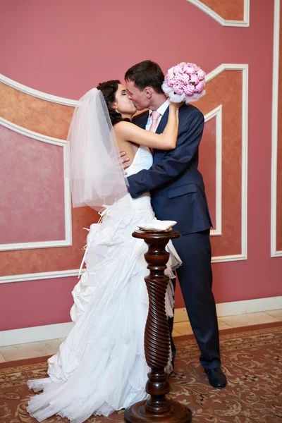 Kiss bride and groom — Stock Photo, Image