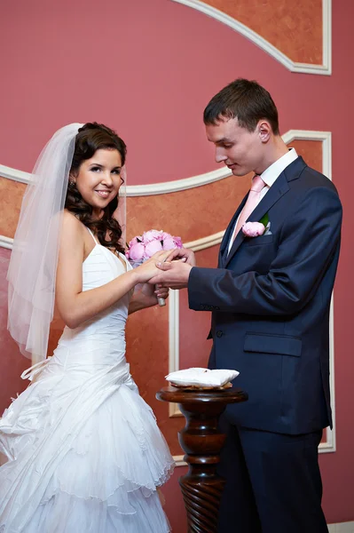 Elegante novio lleva un anillo de bodas una novia feliz — Foto de Stock