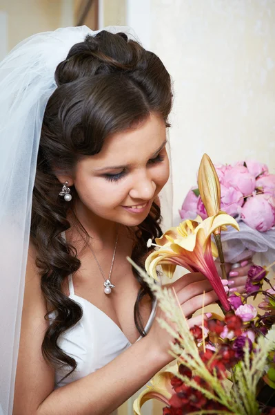 Happy bride with flowers — Stock Photo, Image