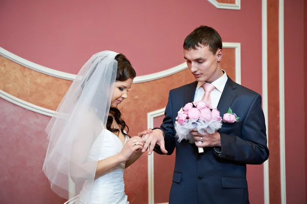 Beauty bride wears wedding ring on finger of elegant groom — Stock Photo, Image