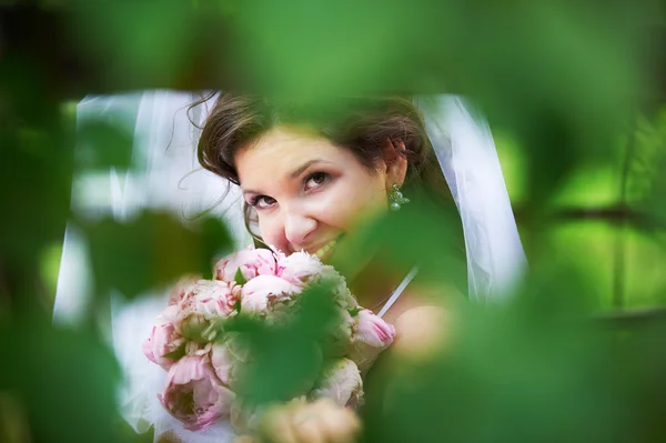 Happy bride with pink peonies wedding bouquet — Stock Photo, Image