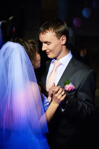 Romantiska dans unga bruden och brudgummen — Stockfoto