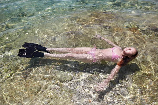 Girl lying in sea — Stock Photo, Image
