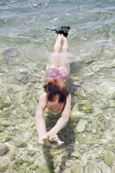 Kleines Mädchen taucht im Meer — Stockfoto